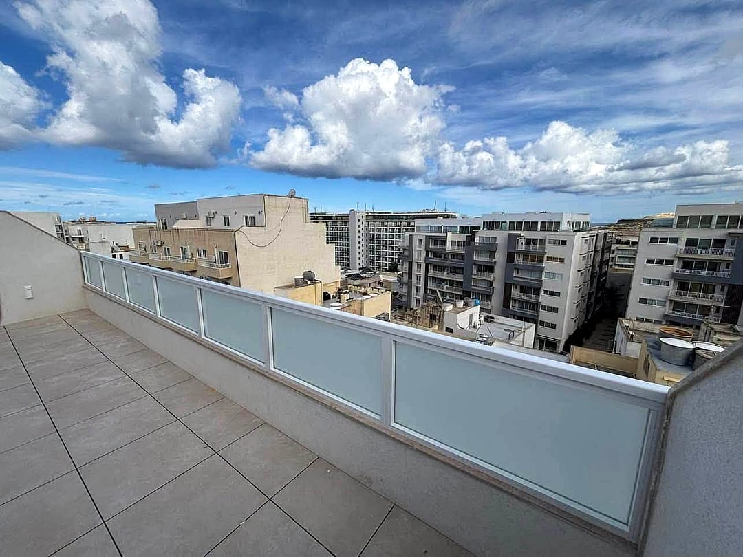 Penthouse in Qawra - 1 bed, 1 bath — 3