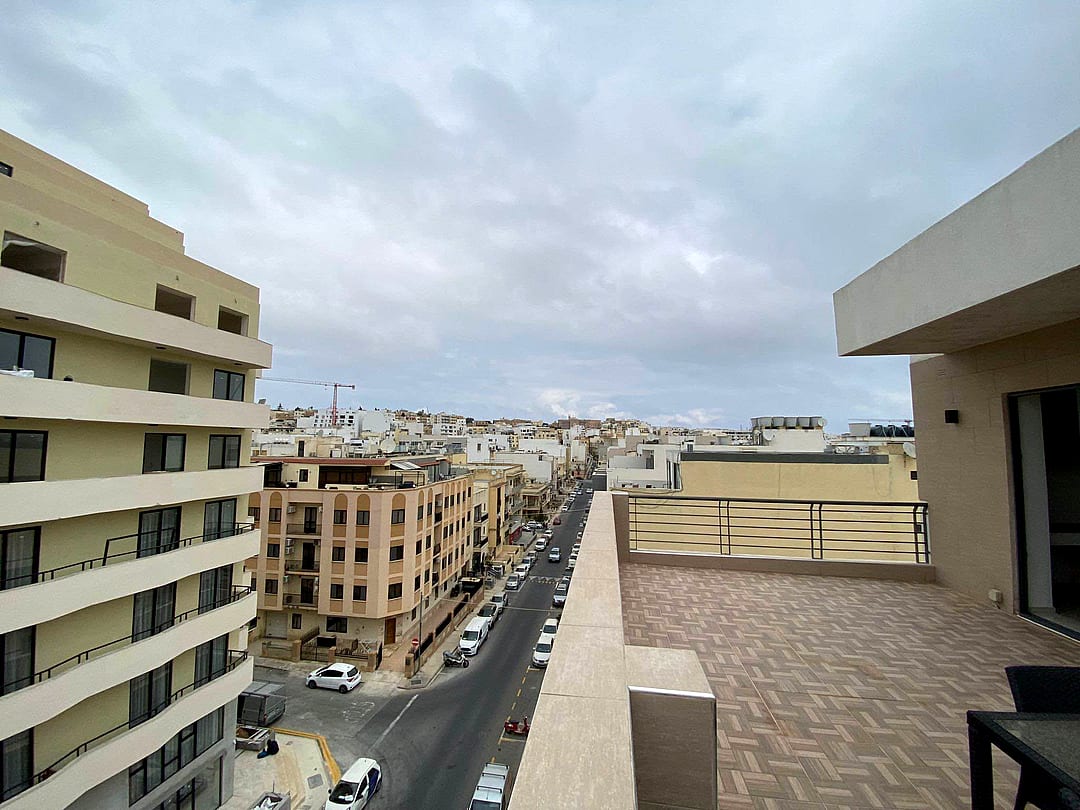 Penthouse in Gzira - 3 beds, 2 baths — 1