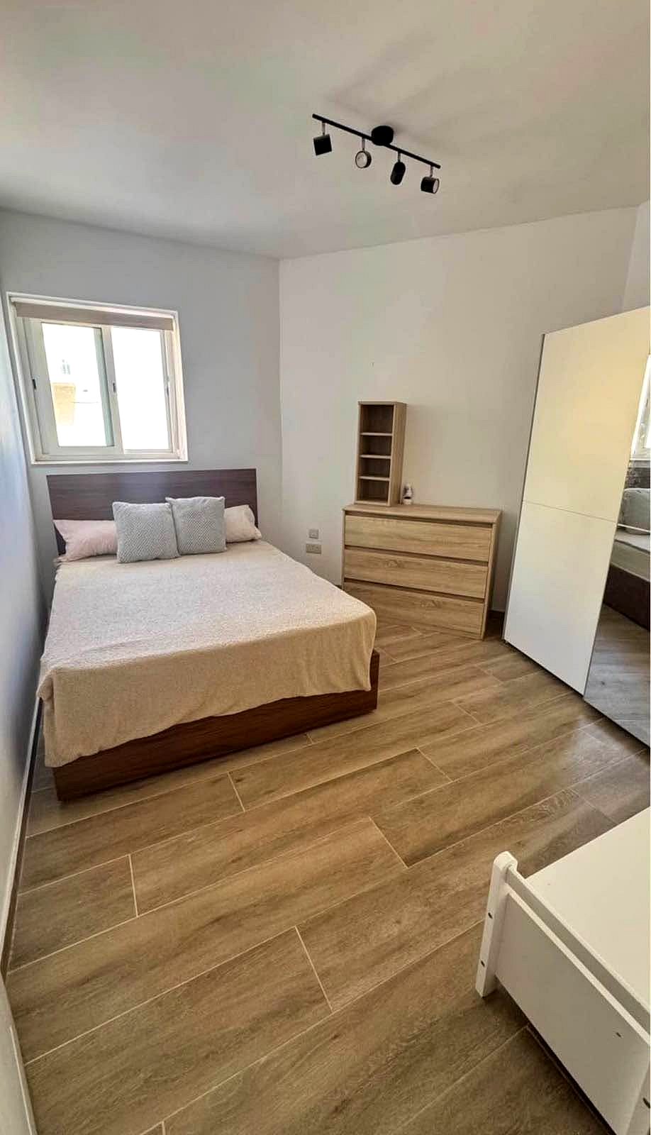 Apartment in Qawra - 2 beds, 1 bath — 5