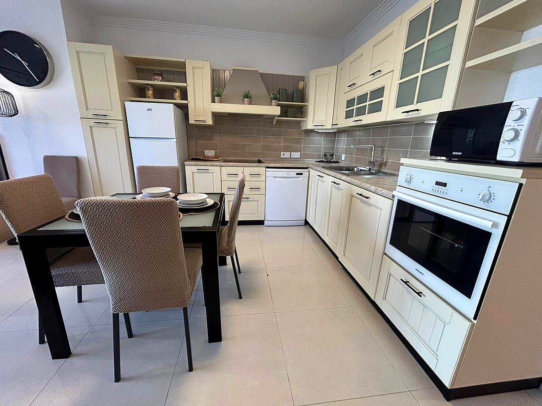 Apartment in St Julian's - 3 beds, 2 baths — 2
