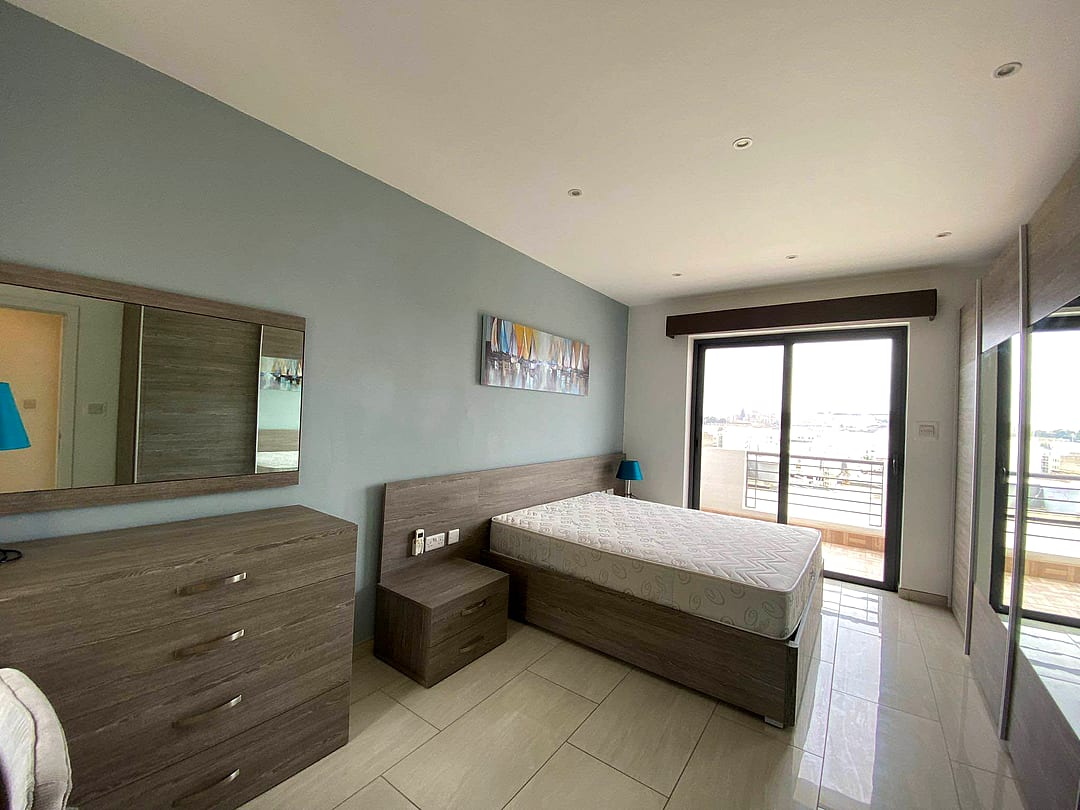 Penthouse in Gzira - 3 beds, 2 baths — 5