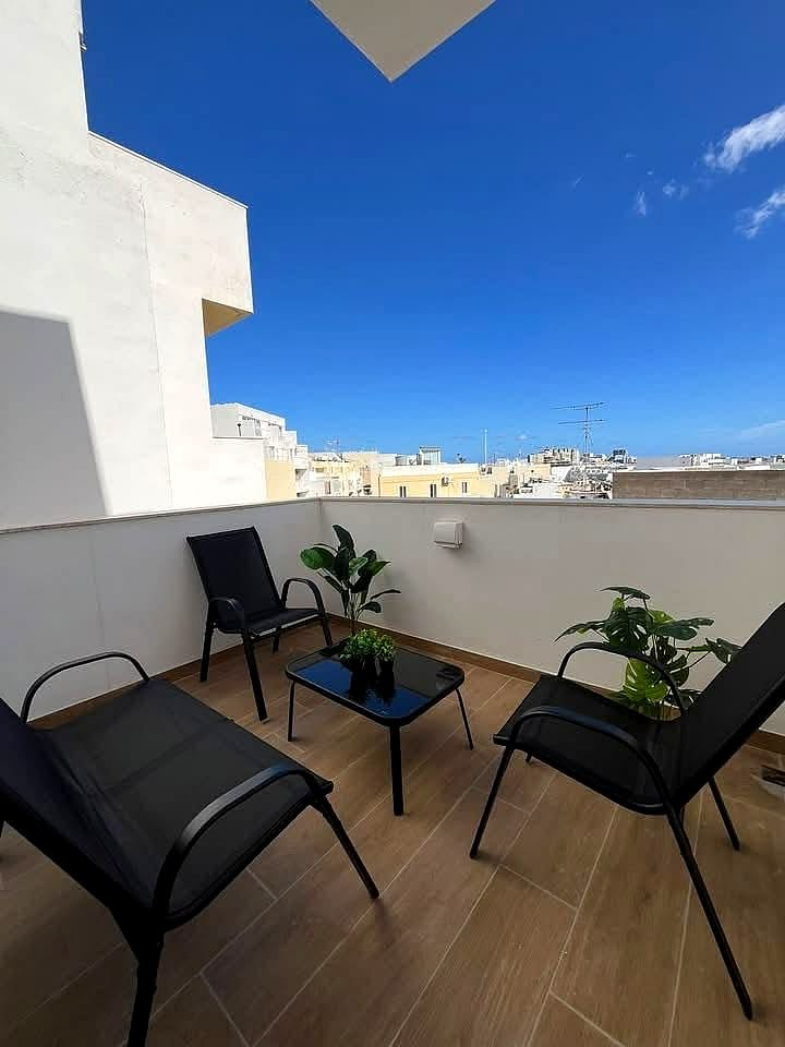 Apartment in Gzira - 2 beds, 1 bath — 1