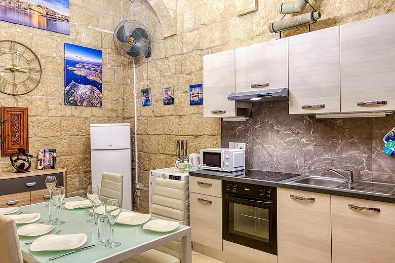 Townhouse in Valletta - 1 bed, 2 baths — 2