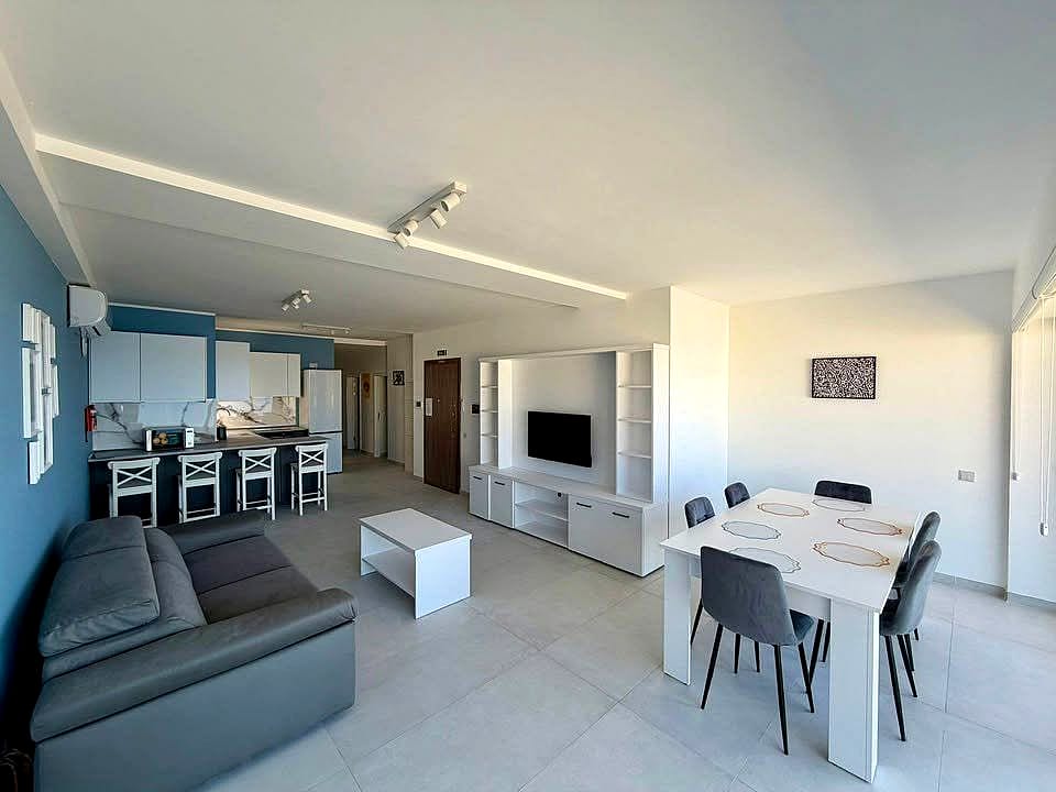 Apartment in Qawra - 3 beds, 2 baths — 2