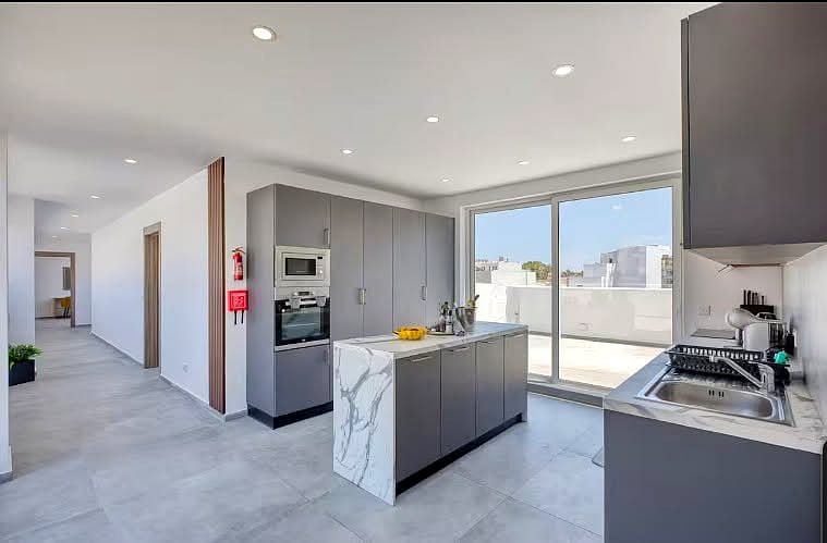 Penthouse in San Giljan - 2 beds, 5 baths — 2