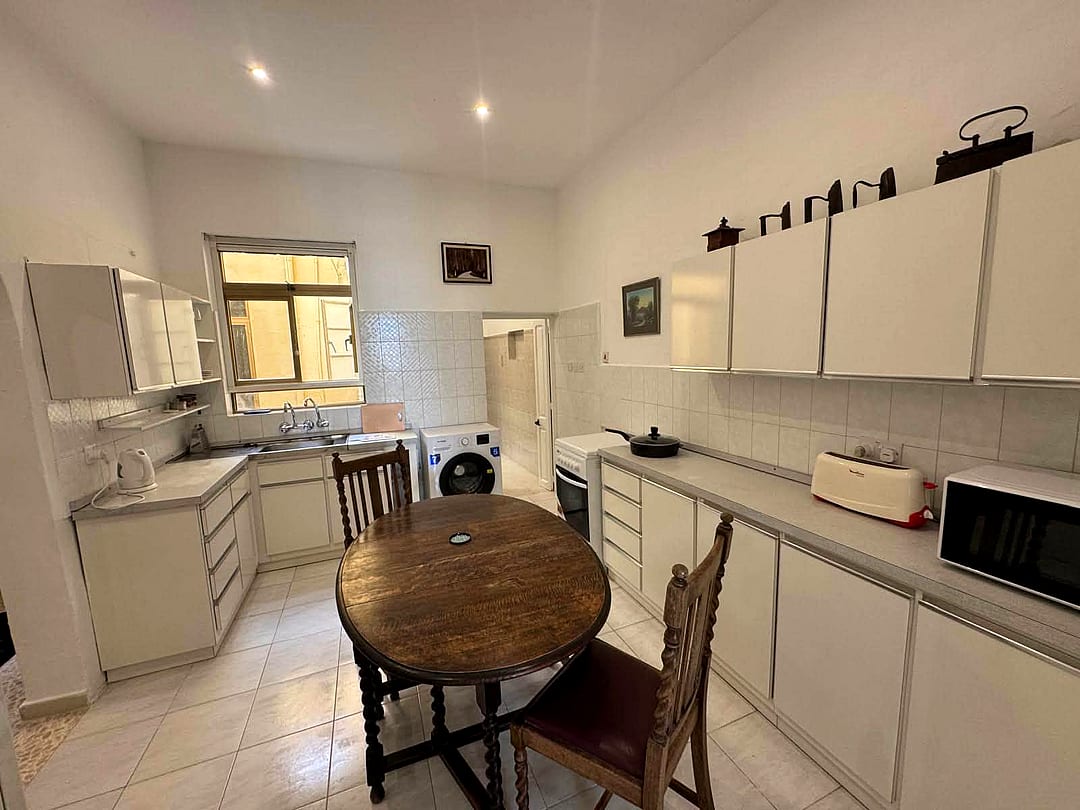 Apartment in Sliema - 2 beds, 1 bath — 4