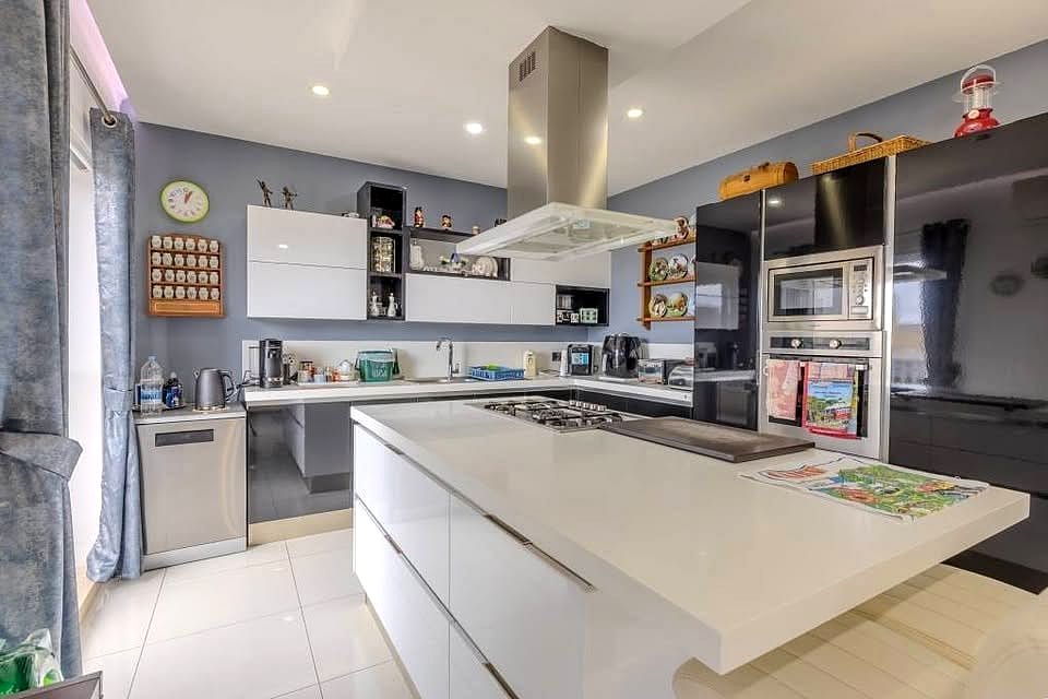 Apartment in Qawra - 2 beds, 3 baths — 1