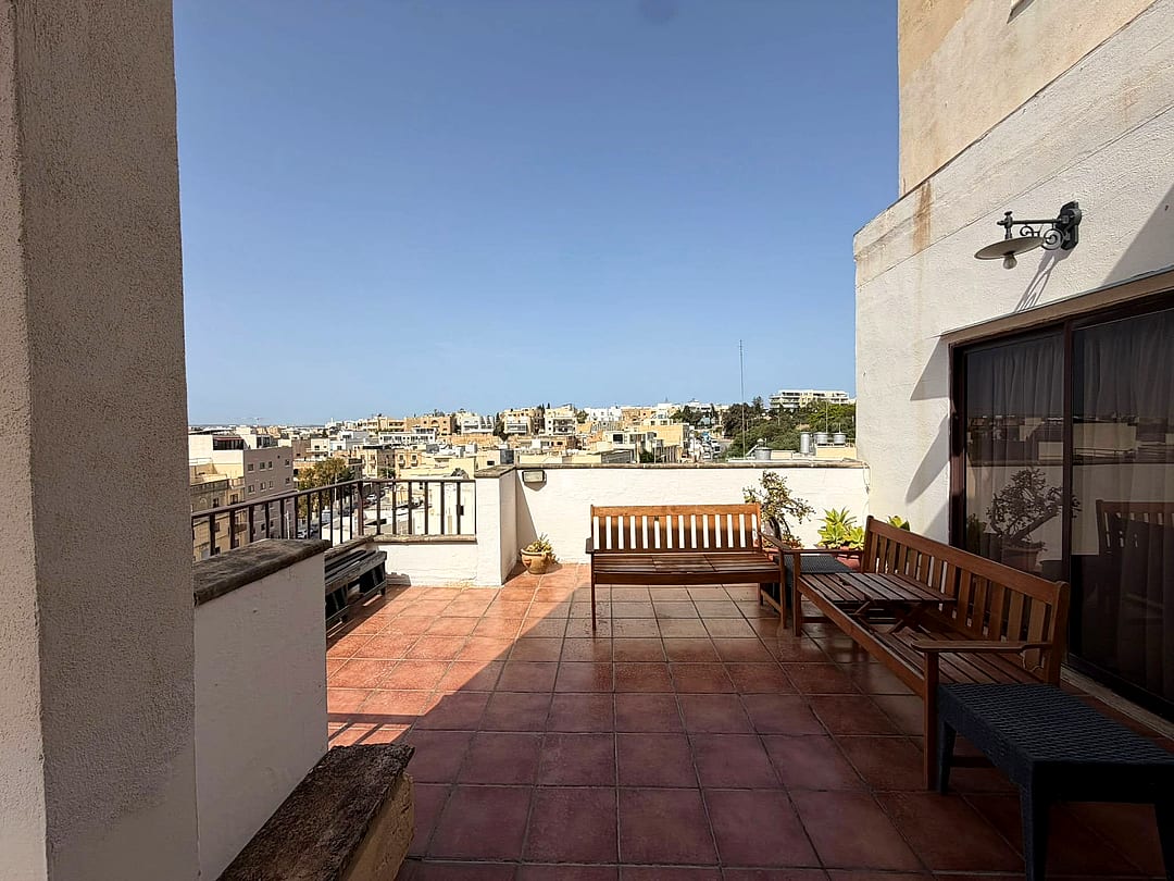Penthouse in Gzira - 3 beds, 2 baths — 1
