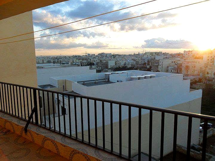 Apartment in Sliema - 2 beds, 1 bath — 1