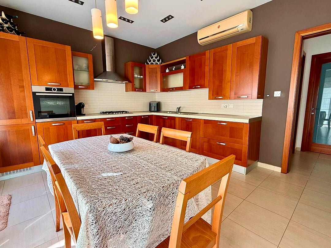 Villa in Attard - 5 beds, 2 baths — 5