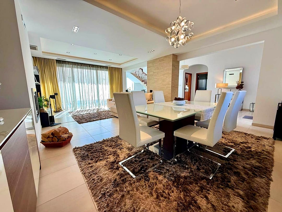 Villa in Attard - 5 beds, 2 baths — 2