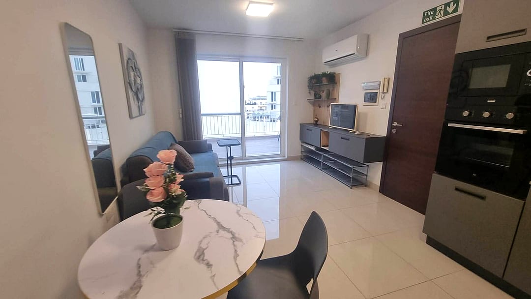 Penthouse in Gzira - 2 beds, 1 bath — 3