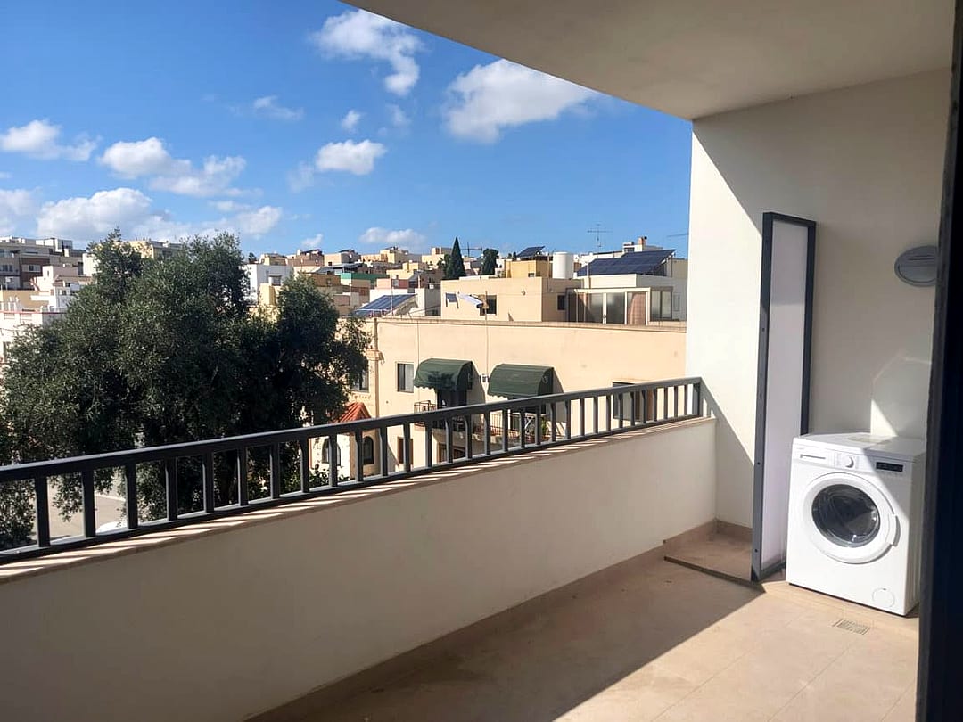 Apartment in St Julian's - 3 beds, 2 baths — 3