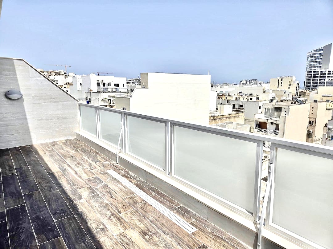 Penthouse in Gzira - 3 beds, 2 baths — 1