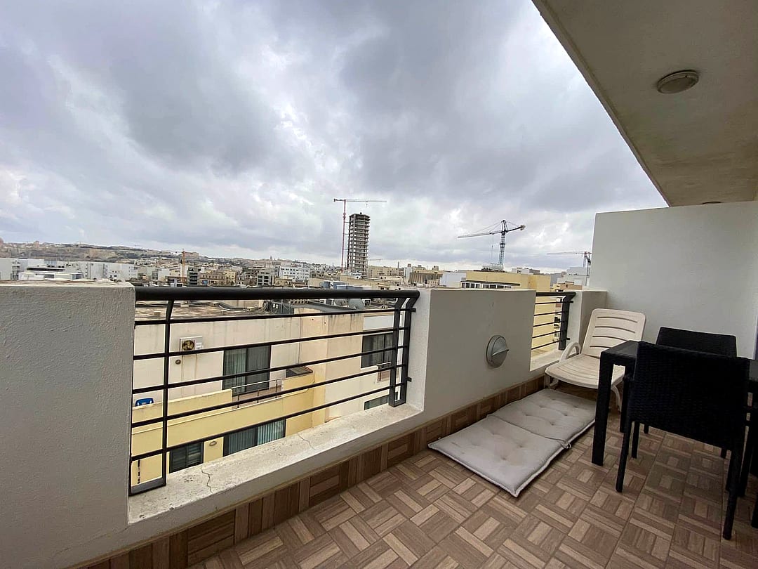 Penthouse in Gzira - 3 beds, 2 baths — 3