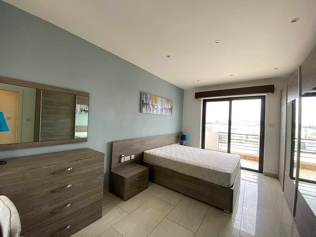 Penthouse in Gzira - 3 beds, 2 baths — 5