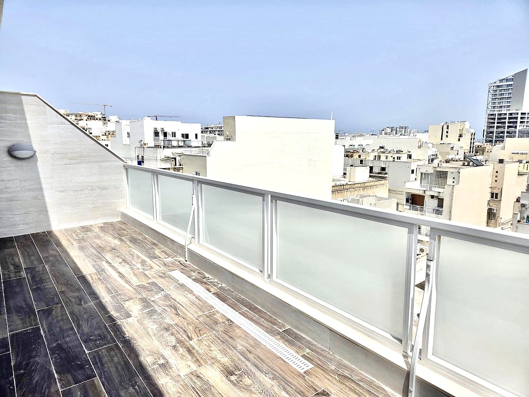 Penthouse in Gzira - 3 beds, 2 baths — 1
