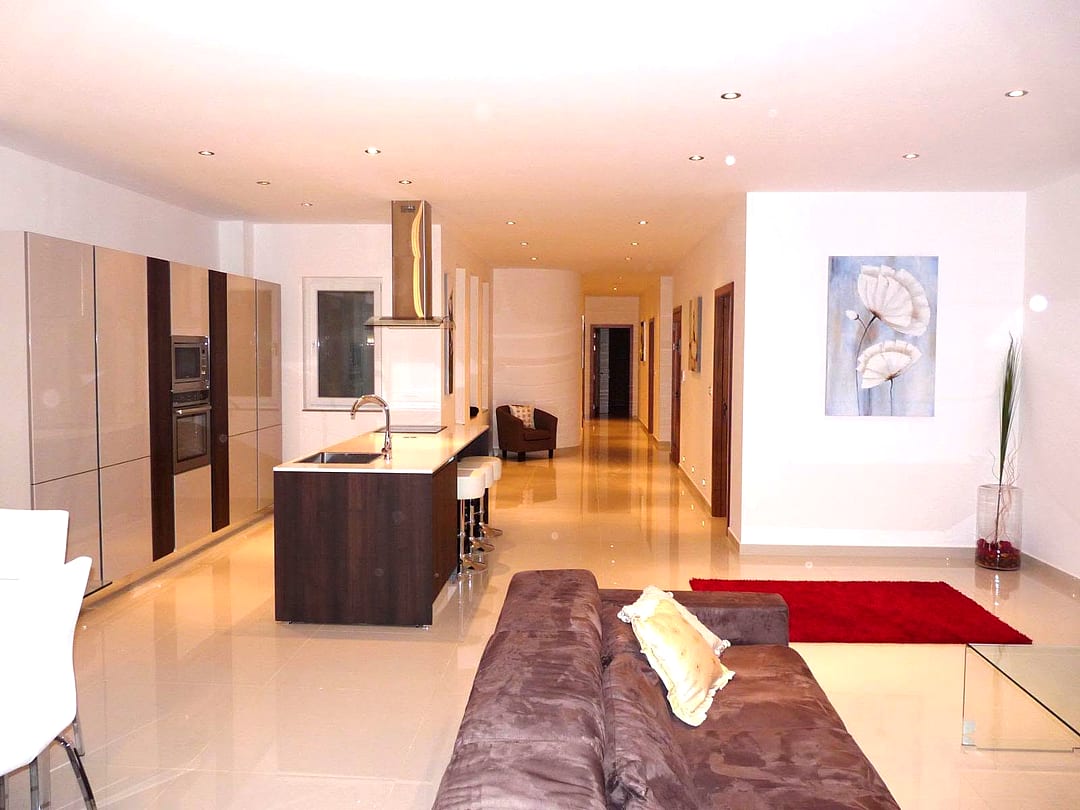 Apartment in St Julian's - 3 beds, 2 baths — 1