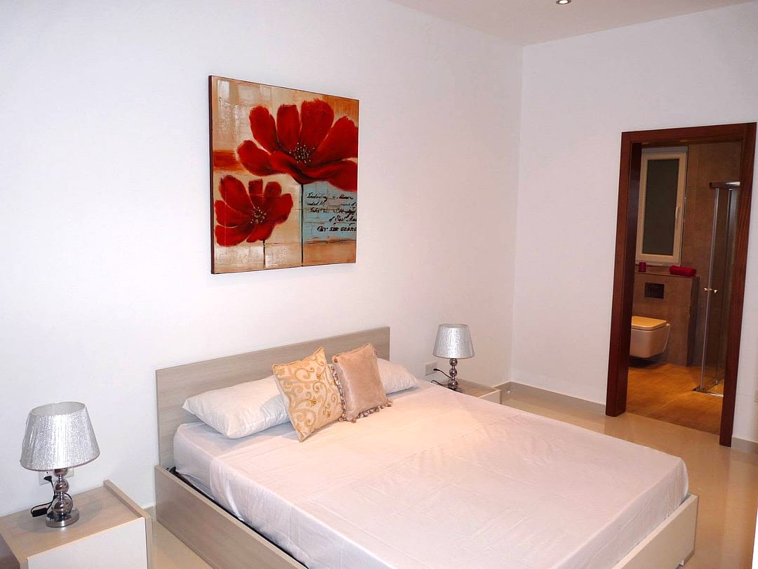 Apartment in St Julian's - 3 beds, 2 baths — 5