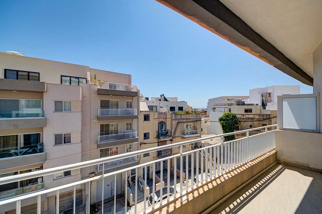 Apartment in Swieqi - 3 beds, 2 baths — 4