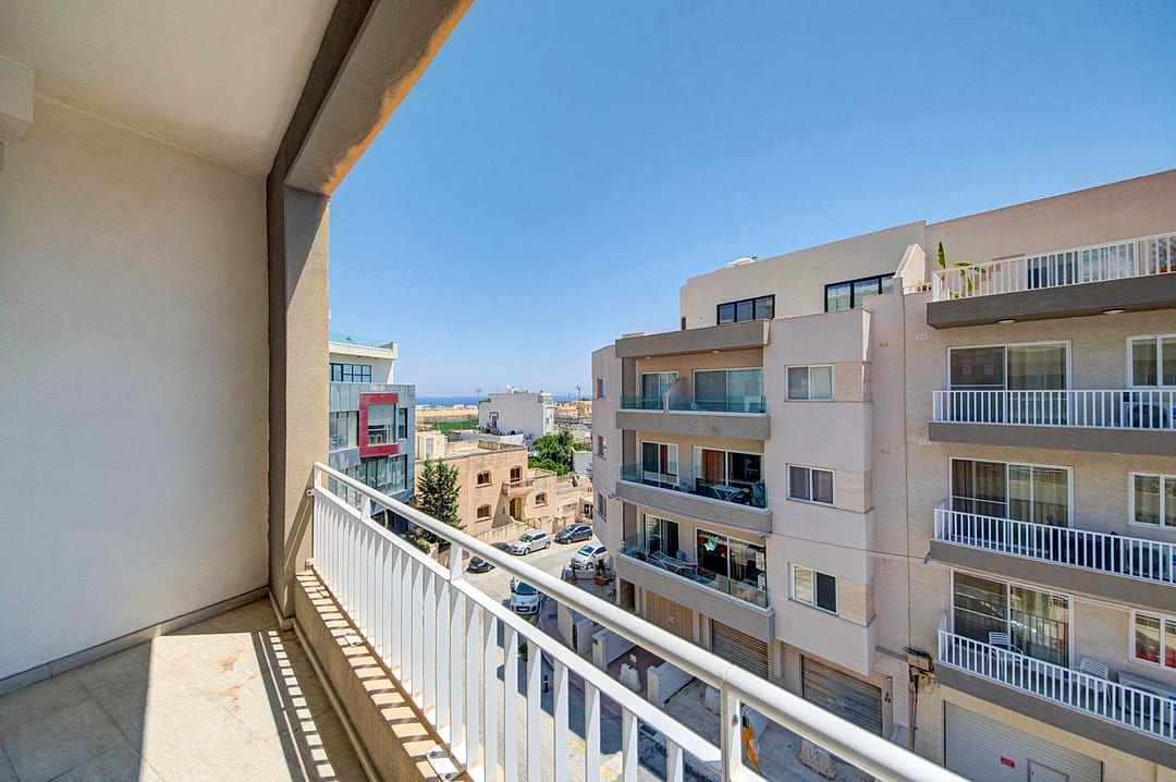 Apartment in Swieqi - 3 beds, 2 baths — 3