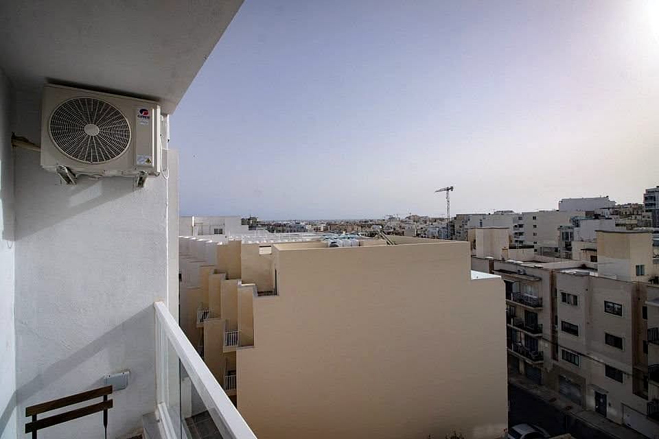 Apartment in San Giljan - 2 beds, 1 bath — 1