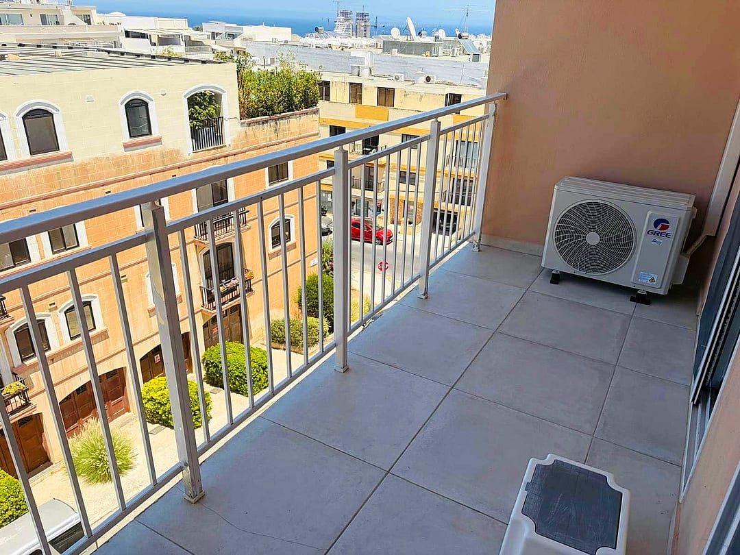 Apartment in Swieqi - 3 beds, 2 baths — 5