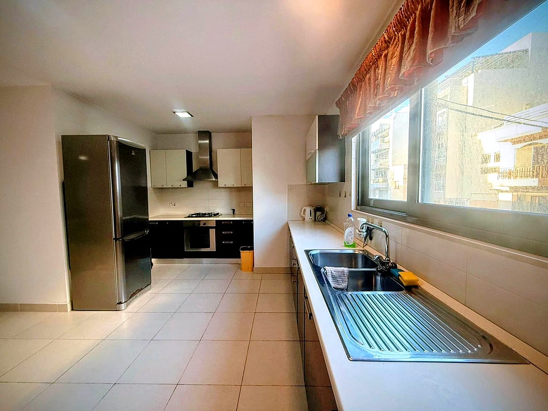 Apartment in Swieqi - 3 beds, 2 baths — 3