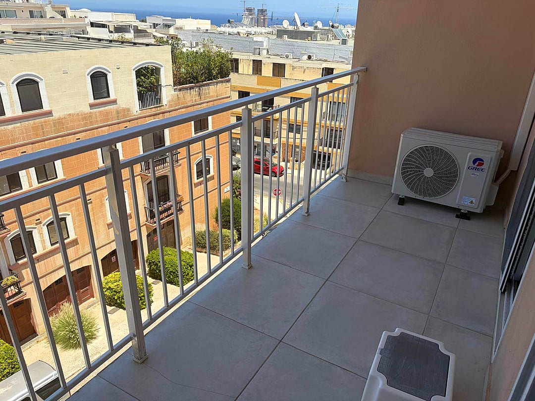 Apartment in Swieqi - 3 beds, 2 baths — 1