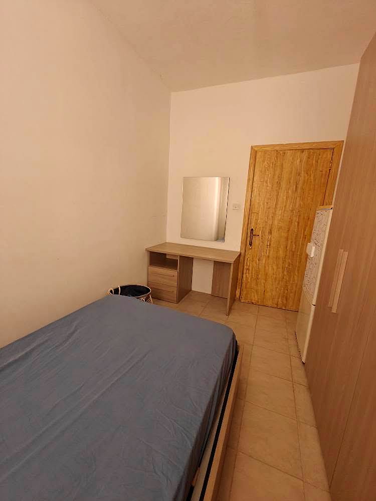 Room in Pembroke — 2