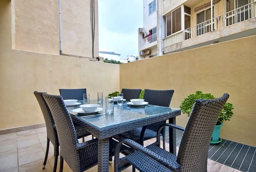 Apartment in Sliema - 3 beds, 2 baths — 1