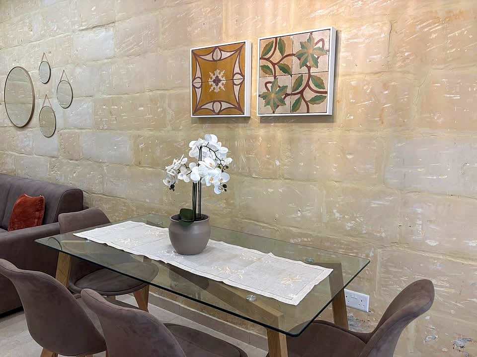 Apartment in Sliema - 2 beds, 1 bath — 4