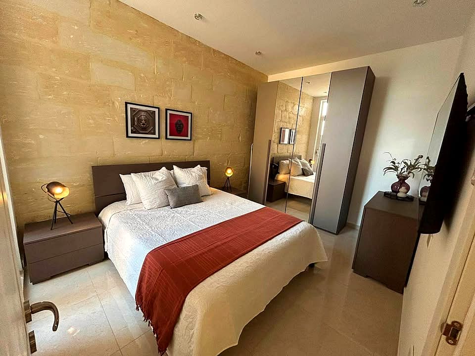Apartment in Sliema - 2 beds, 1 bath — 2