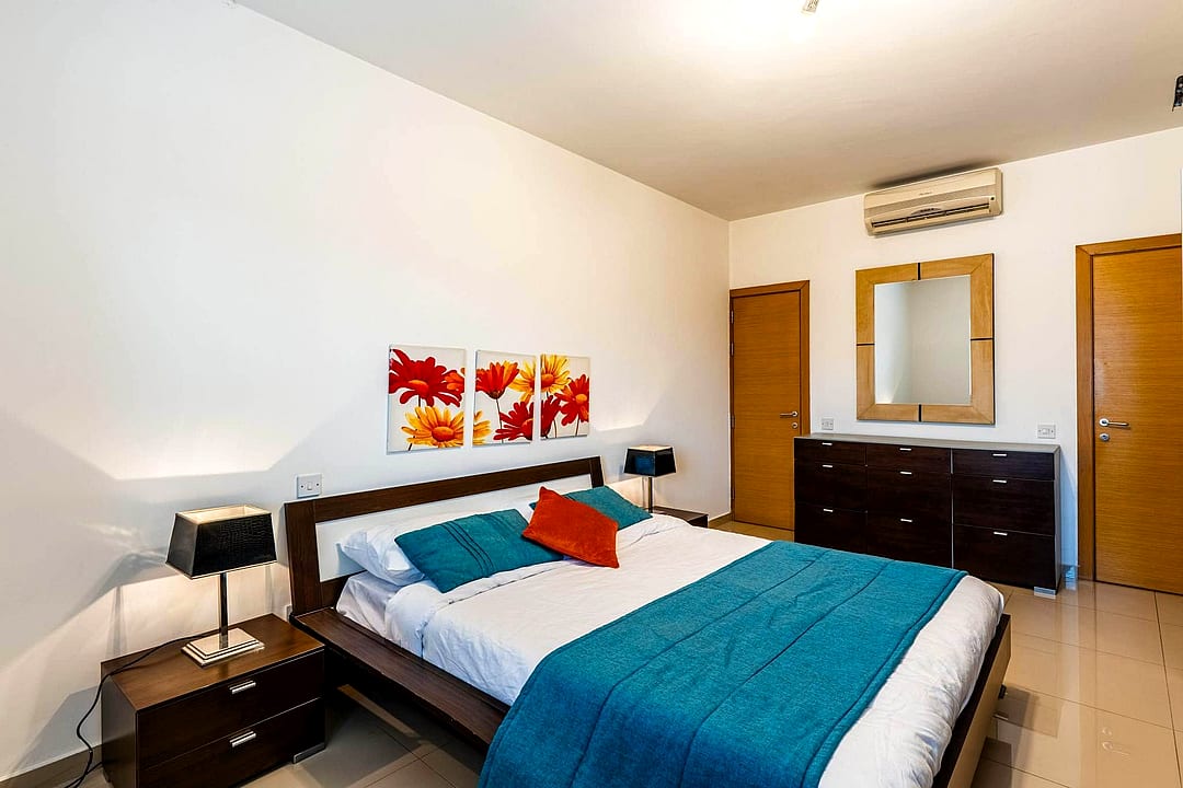 Apartment in Swieqi - 3 beds, 2 baths — 5