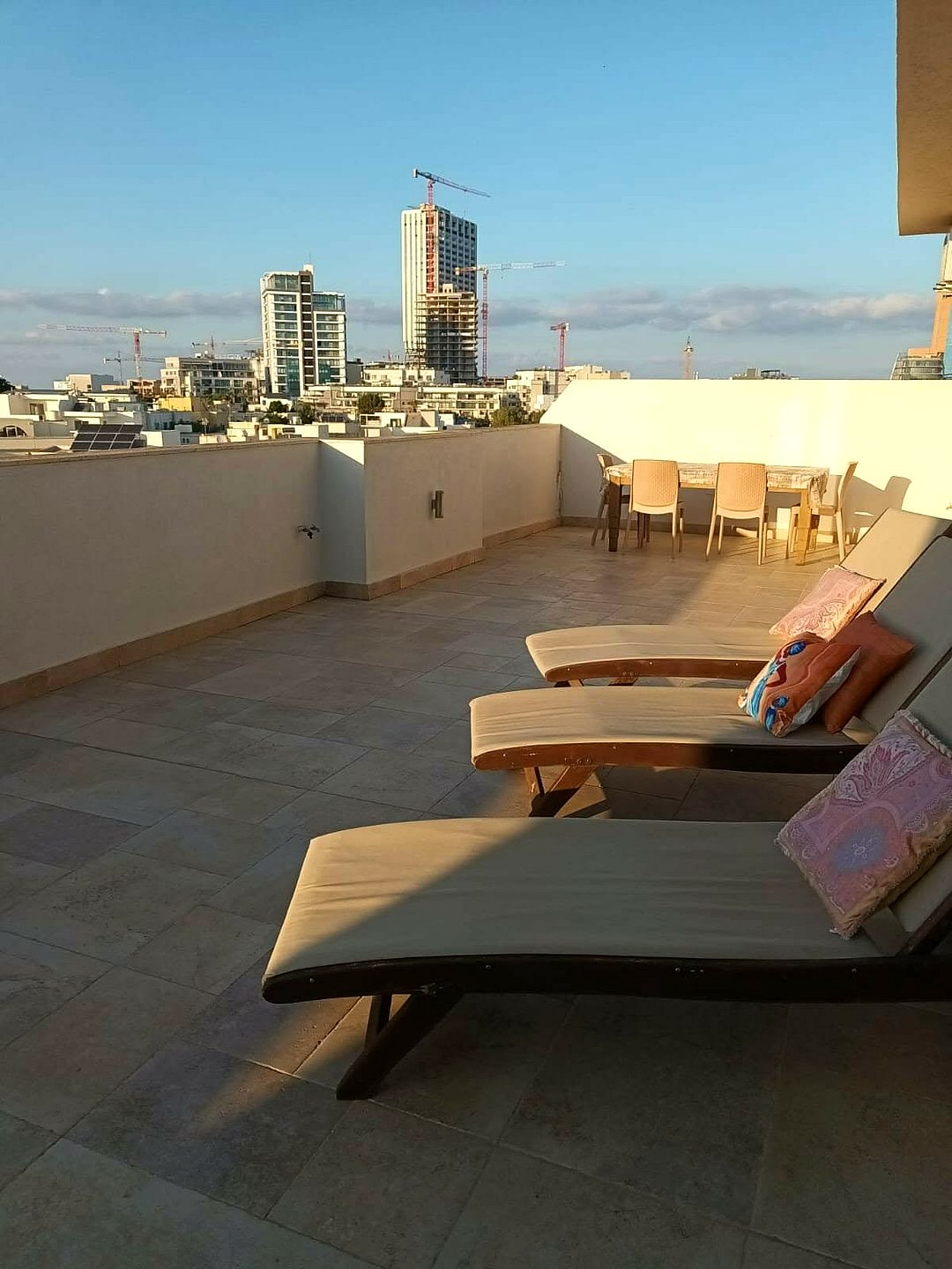 Penthouse in San Giljan - 3 beds, 2 baths — 2