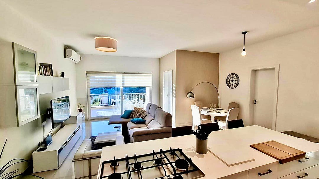 Apartment in St Julian's - 3 beds, 2 baths — 1