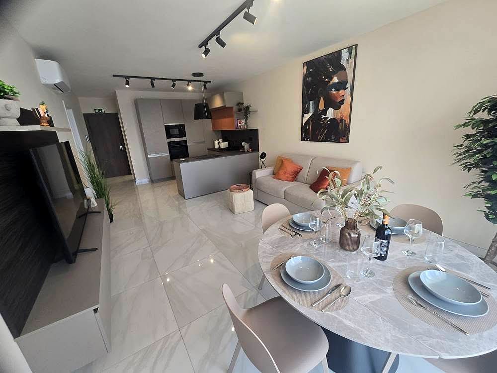 Apartment in Qawra - 2 beds, 2 baths — 5