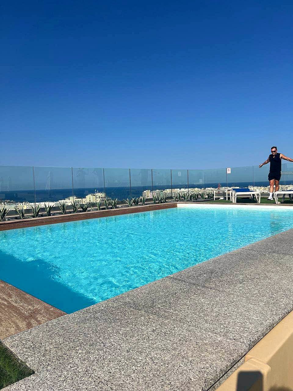 Apartment in St Julian's - 3 beds, 2 baths — 2