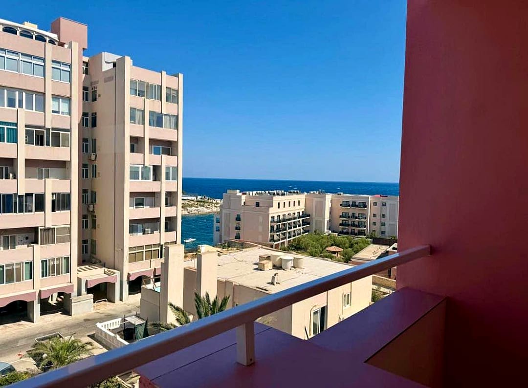 Apartment in St Julian's - 2 beds, 2 baths — 2