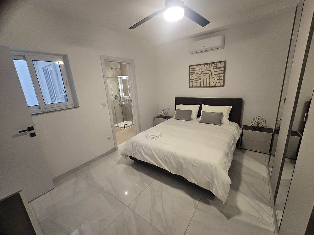 Apartment in Qawra - 2 beds, 2 baths — 4