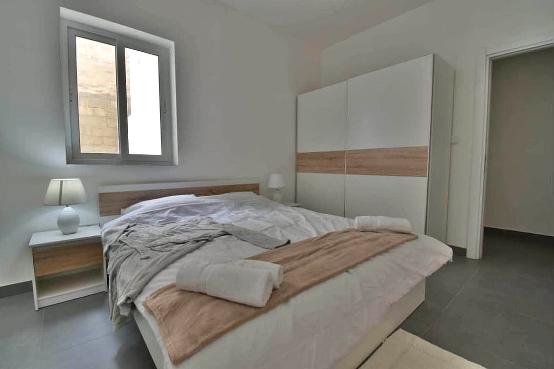 Apartment in Gzira - 2 beds, 1 bath — 5