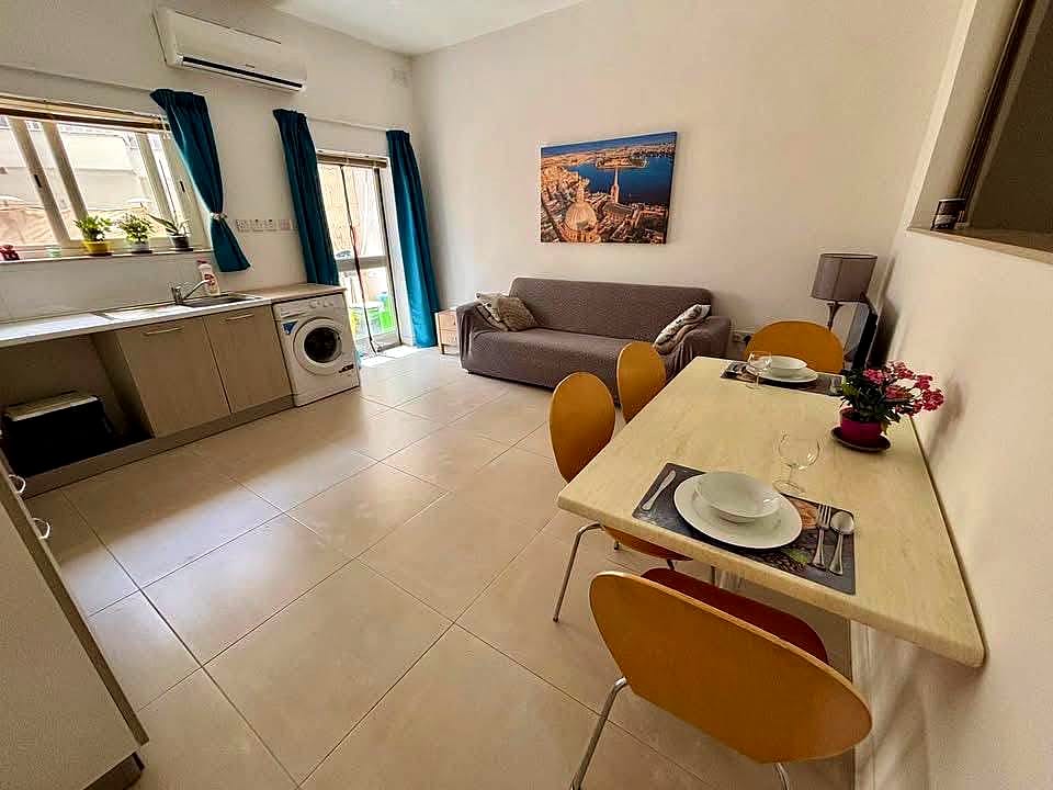 Apartment in Sliema - 2 beds, 2 baths — 1