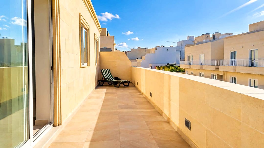 Penthouse in Sliema - 2 beds, 1 bath — 2