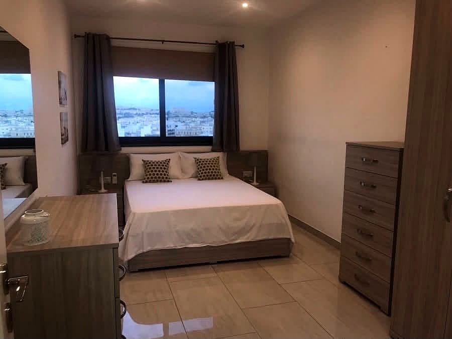 Penthouse in Gzira - 3 beds, 2 baths — 3