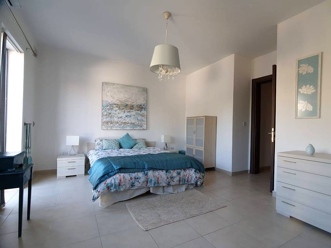 Apartment in St Julian's - 3 beds, 2 baths — 2