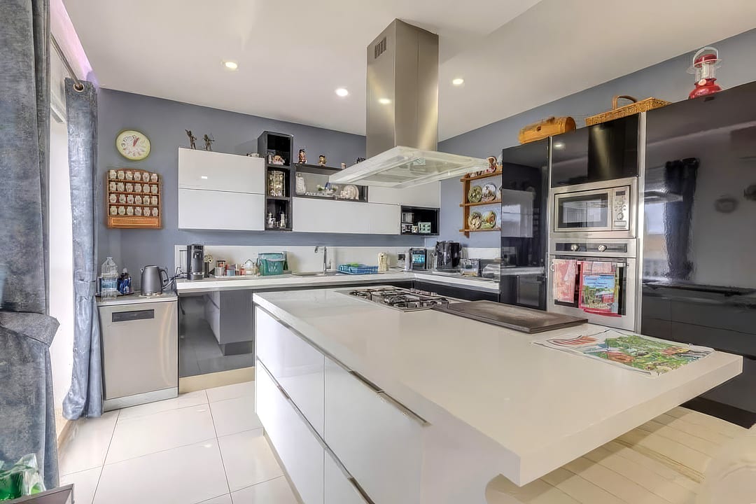 Bright 2-Bedroom Qawra Rental with Garage — 4
