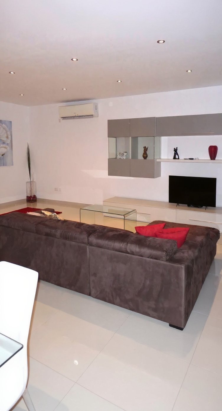 Apartment in St Julian's - 3 beds, 2 baths — 4
