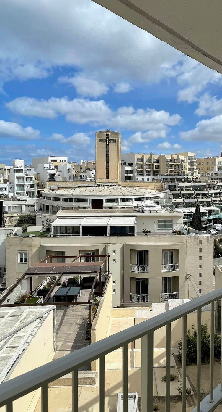 Apartment in St Julian's - 3 beds, 3 baths — 3