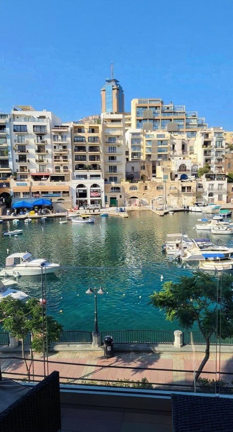 Apartment in St Julian's - 2 beds, 2 baths — 1